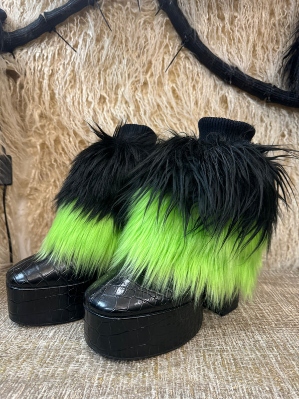 BLACK AND GREEN HOOF WARMERS