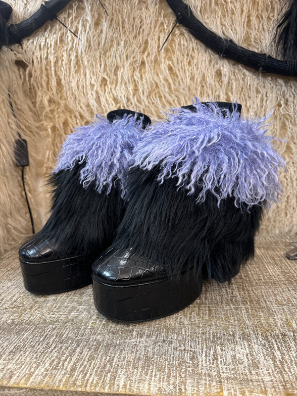 BLACK AND LILAC HOOF WARMERS